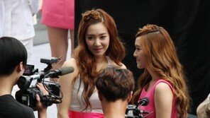 [SD포토] 티파니-제시카, 취재진 열기에 ‘흐뭇한 미소’