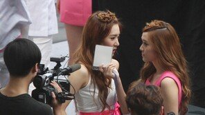 [SD포토] 티파니, 제시카 보며 ‘속닥속닥’