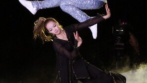 [SD포토] 빅토리아를 넘어…‘아찔한 공연’ 