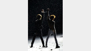 [SD포토] 종현-태민 ‘누구 뒤태가 더 화끈할까?’