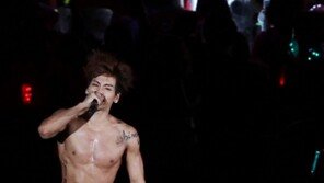 [SD포토] 종현, 화끈한 상의 탈의 ‘화려한 문신’