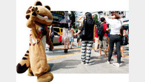 폭염에 고양이 탈 “알바 살려”