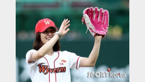 [포토] 펜싱 김지연 ‘올림픽보다 시구가 더 힘들어~’