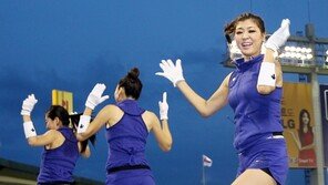 [포토] 치어리더, 무결점 각선미로 깜찍 발랄 응원