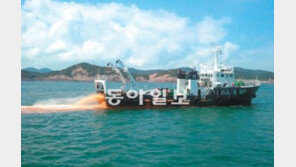 [광주/전남]스크루 돌리고 황토 뿌리고… 적조 퇴치 작전