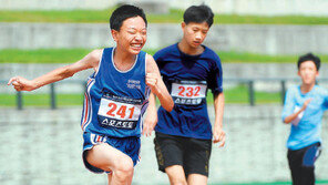 양말 질주가 행복한 소년