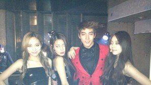 소희-유빈, 무대뒤 직찍 ‘튜브톱 드레스로 아슬아슬한 노출’