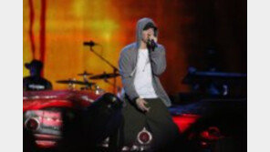 에미넴, 떼창에 폭풍감동…하트 퍼포먼스까지