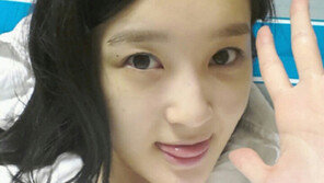 강민경 침대셀카 공개…‘우윳빛 피부 돋보여’