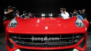 [포토] 가장 빠른 페라리 “속도 많큼 뜨거운 취재 열기”