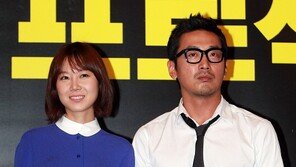 [포토] 공효진, 하정우 옆에 두고 어색한 팔 처리