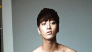 2PM 찬성, 상반신 누드 공개… ‘초콜릿 복근 女心 잡겠네’