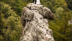 ‘경악’ 용감한 신혼부부, 300m 절벽에서 웨딩촬영 ‘잘 살겠네’