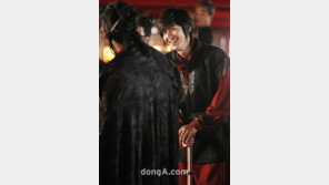 [SD포토] 이민호, 선배 앞에서 귀여운 미소