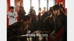 [SD포토] ‘매의 눈’ 김종학 PD…배우들 행동 하나하나 예의주시