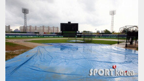 [포토] 갑작스레 비 내린 무등야구장 ‘우천취소?’