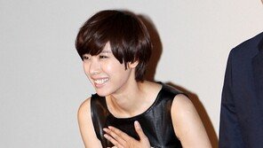 [포토] 조윤희, 가슴골 가리며 ‘수줍은 인사’