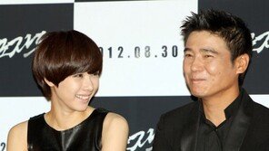 [포토] 임창정, 조윤희의 다정 눈빛에 ‘흐뭇’