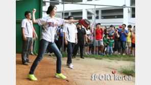 [포토] 기보배, 팬들 앞에서 열혈 시구연습 중!