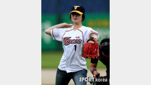 [포토] 기보배, 양궁처럼 시구도 정확하게~!