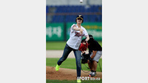 [포토] 기보배, 양궁여신에서 시구여신으로 거듭