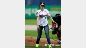 [포토] 기보배 ‘시구보다는 양궁이 더 쉬운 것 같아요~’