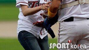 [포토] 기보배, 시구도 하고 기념볼도 받고 ‘기분 좋아~’