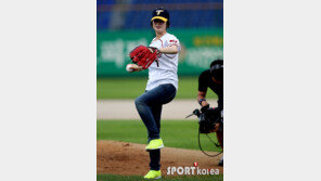 [포토] 기보배, 와인드업 살짝 했을 뿐인데…‘완벽 시구’