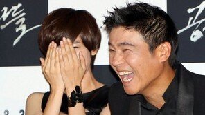 [포토] ‘빵 터진’ 조윤희, 손으로 얼굴 가려져