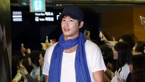 [포토] 강지환, 8월에 목도리? 패션 테러 ‘경악’