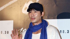 [포토] 강지환, 감기 걸렸나? ‘여름에 목도리’