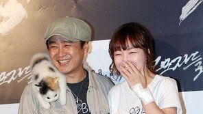 [포토] 이광기, 낸시랭 고양이 뺏었다 ‘잘 어울리네’