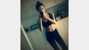 이윤지 11자 복근 ‘깜짝’, “짧은 탱크톱 상의 입고…”