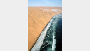 ‘사막과 바다 충돌 현장’ 역시 자연은 위대한 것