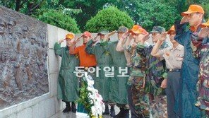 [인천/경기]“맥아더 동상 사수” 해병대 노병들 경례