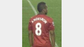 “넌 누구냐?”…맨유, 선수 유니폼에 이름 오타 ‘황당 실수’