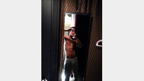 최종훈 복근 공개… 꽃미남 외모에 초콜릿 식스팩 ‘대반전’