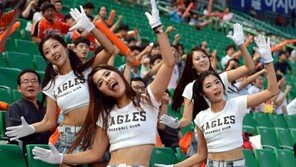 [포토] 치어리더, 완벽 S라인…아찔한 ‘갸우뚱’