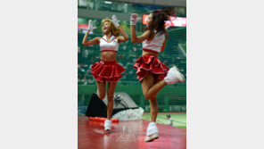 [포토] 치어리더, 응원 중 폴짝~ 속바지 노출(?)