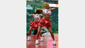[포토] 치어리더, 복근 드러내며 파워풀한 섹시댄스