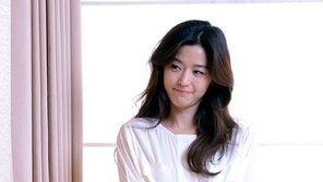 [단독] 전지현, 대형기획사 뿌리치고 10년 의리 ‘문화창고’와 손잡아