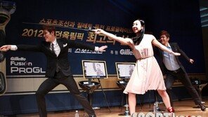 [포토] 신아람, 펜싱 강습 ‘이렇게 하는거야~’