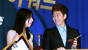 [포토] 신아람-이용대, 행복한 대화 ‘무슨 얘기해?’