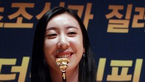 [포토] 신아람, 황금 면도기에 ‘키스 1초전’