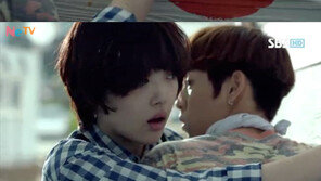 ‘아그대’ 설리-이현우 손도장 허그… 자국 남기며 ‘와락’