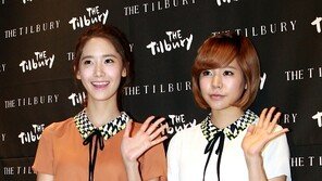 [포토] ‘소시’ 윤아-써니, 깜찍한 ‘인형 미소+손인사’