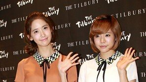 [포토] ‘소시’ 윤아-써니, ‘오늘 스타일 예쁘죠?’