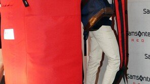 [포토] ‘짐승돌’ 조권, 몸보다 큰 가방 메며 ‘으라차차’