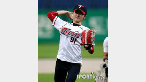 [포토] ‘YTN 아나운서’ 오수현, KIA팬 다운 시구 실력