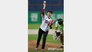 [포토] ‘YTN 아나운서’ 오수현, 지적인 시구로 ‘눈길’